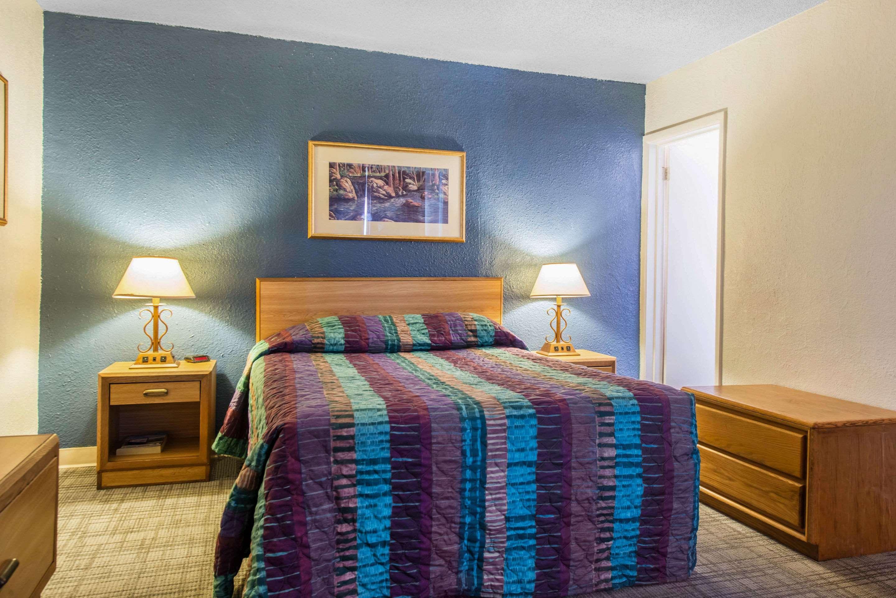 Rodeway Inn & Suites Colorado Springs Exterior foto