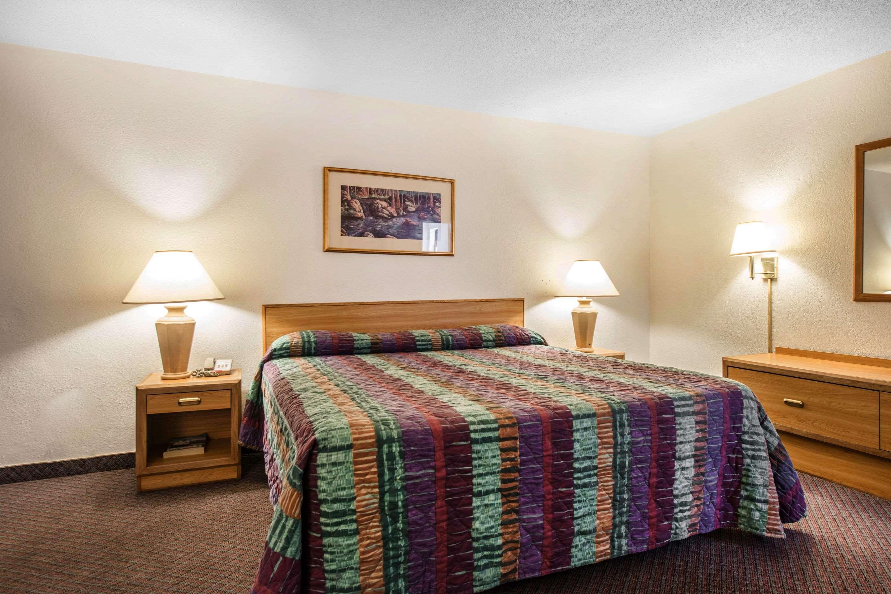 Rodeway Inn & Suites Colorado Springs Exterior foto