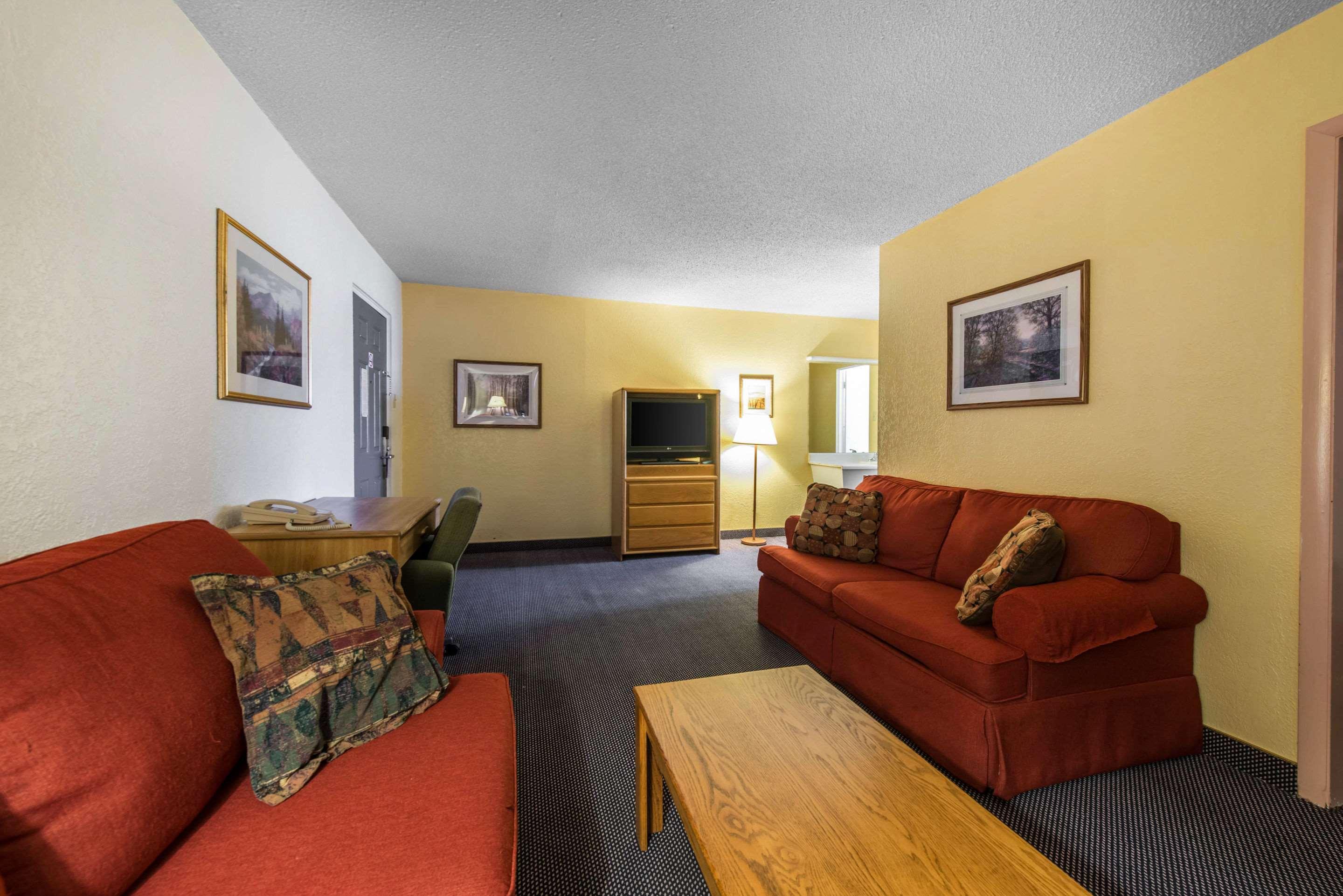 Rodeway Inn & Suites Colorado Springs Exterior foto